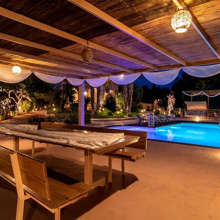 Maira Luxurious With Private Swimming Pool Kórfos