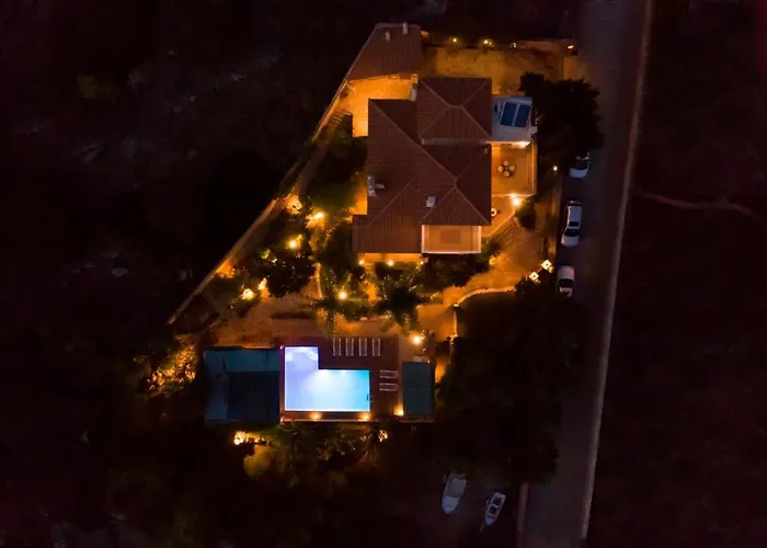Maira Luxurious With Private Swimming Pool