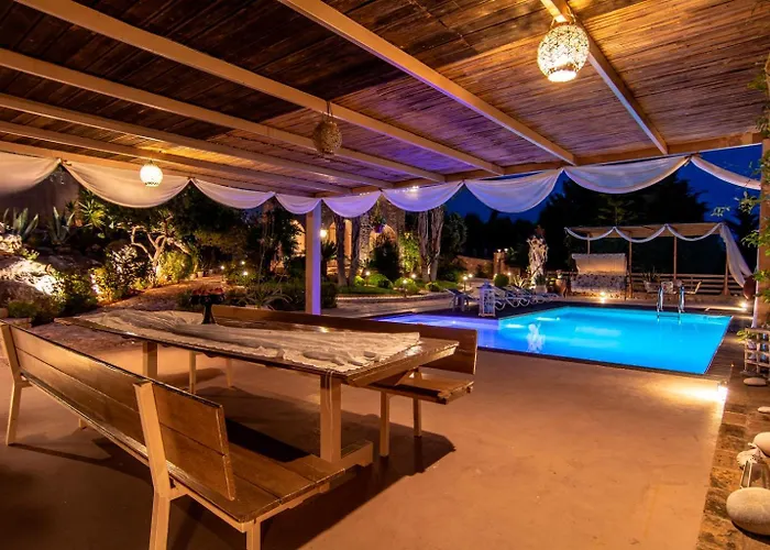 Maira Luxurious With Private Swimming Pool Kórfos